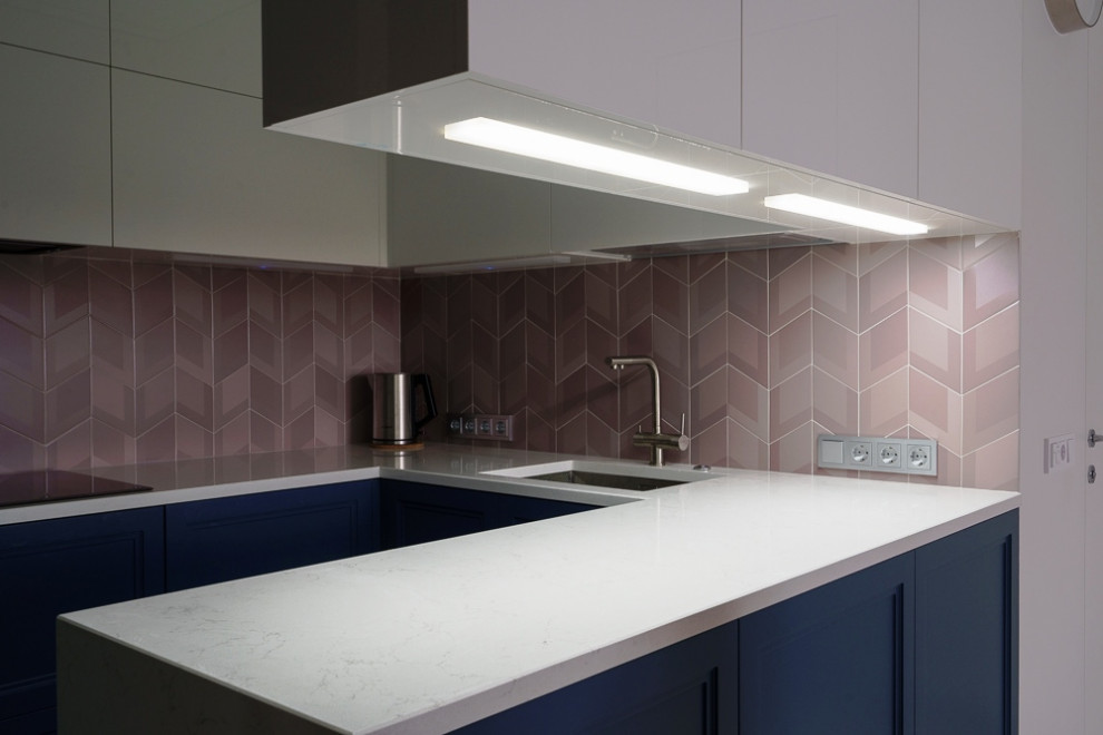 Кухня с ящиками, закрепленными на потолке