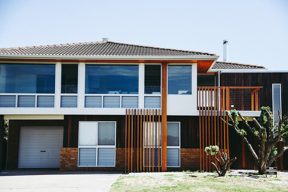 Mittelgroßes, Zweistöckiges Maritimes Haus mit Walmdach, weißer Fassadenfarbe und Ziegeldach in Gold Coast - Tweed