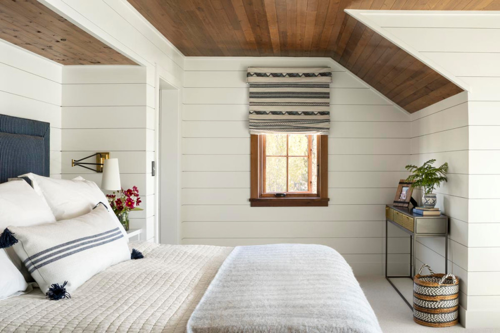 Rustikales Hauptschlafzimmer mit weißer Wandfarbe, Holzdecke und Holzdielenwänden in Denver