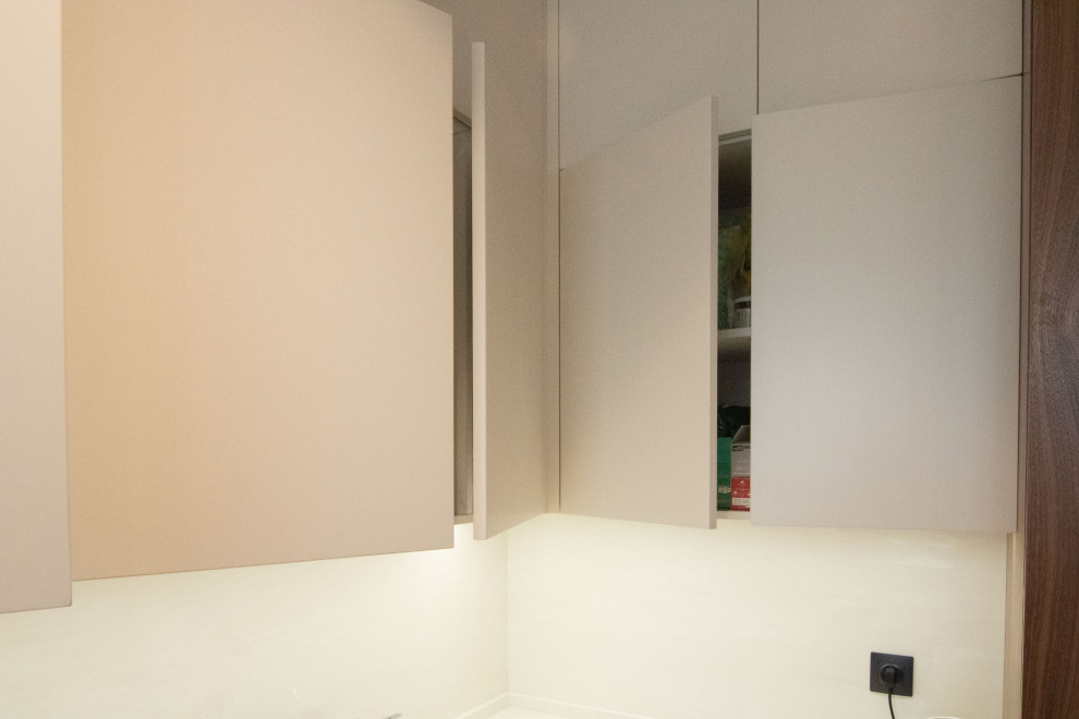 Кухня в стиле минимализм с фасадами под "темное дерево"