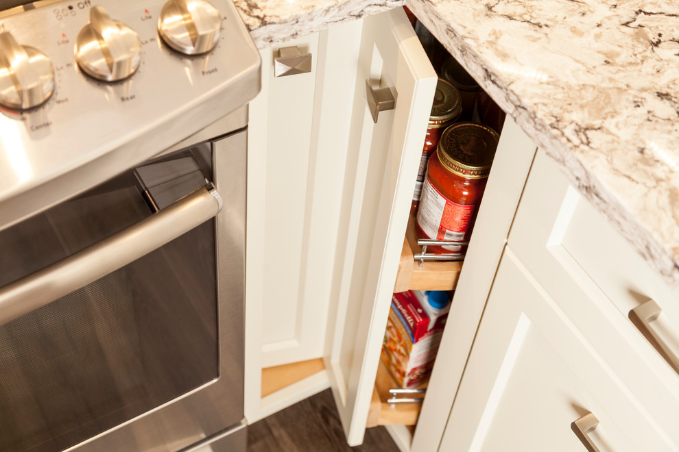 Inspiration for a transitional home design remodel in Toronto