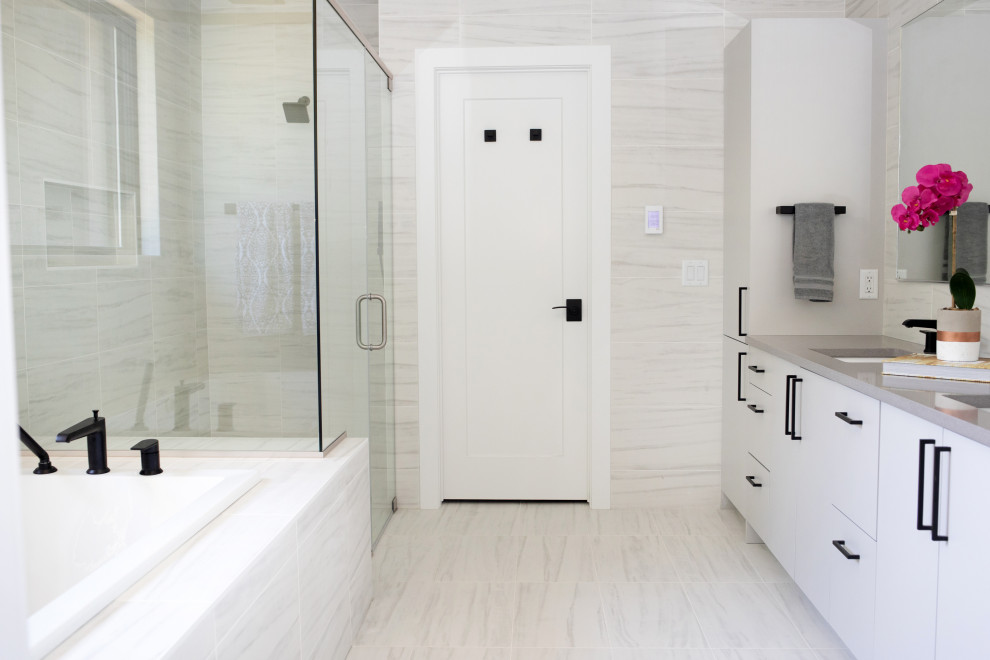 Idée de décoration pour une salle de bain vintage avec un carrelage blanc, du carrelage en marbre, un mur blanc, un sol en marbre, un sol blanc, une cabine de douche à porte battante, un plan de toilette blanc, meuble double vasque et meuble-lavabo encastré.