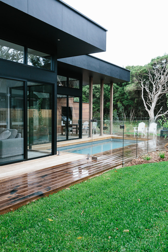 Design ideas for a contemporary deck in Geelong.