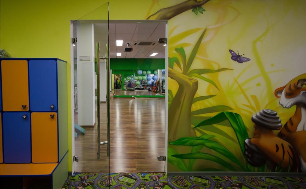 На фото: йога-студия среднего размера в современном стиле с зелеными стенами и паркетным полом среднего тона с