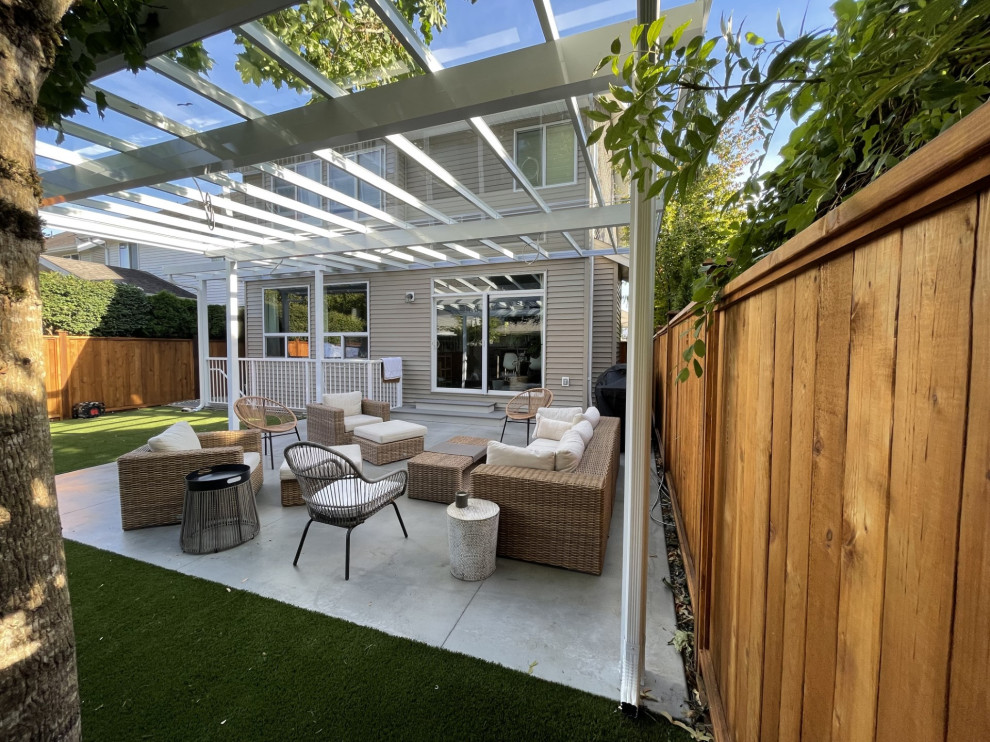 Свежая идея для дизайна: большой двор в современном стиле - отличное фото интерьера