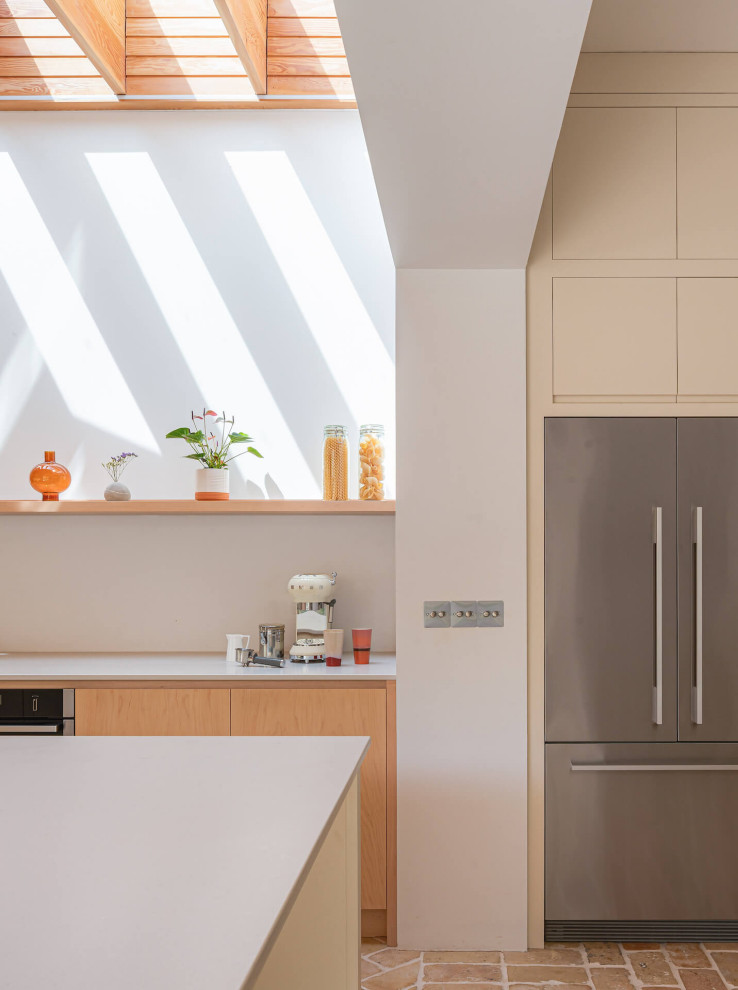 Idee per una grande cucina scandinava con ante lisce, ante in legno chiaro, top in superficie solida, pavimento in mattoni e top grigio