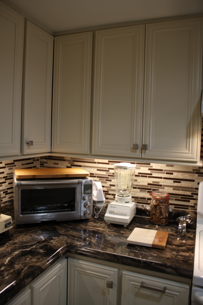 Transitional home design photo in Nashville
