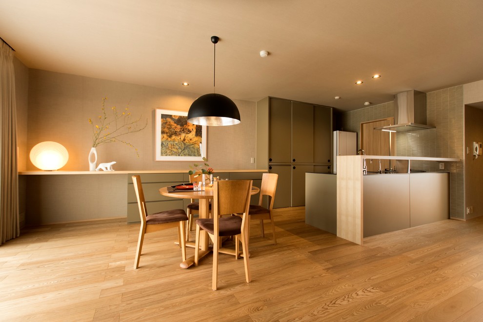 Design ideas for a modern kitchen/dining combo in Yokohama with beige walls and plywood floors.