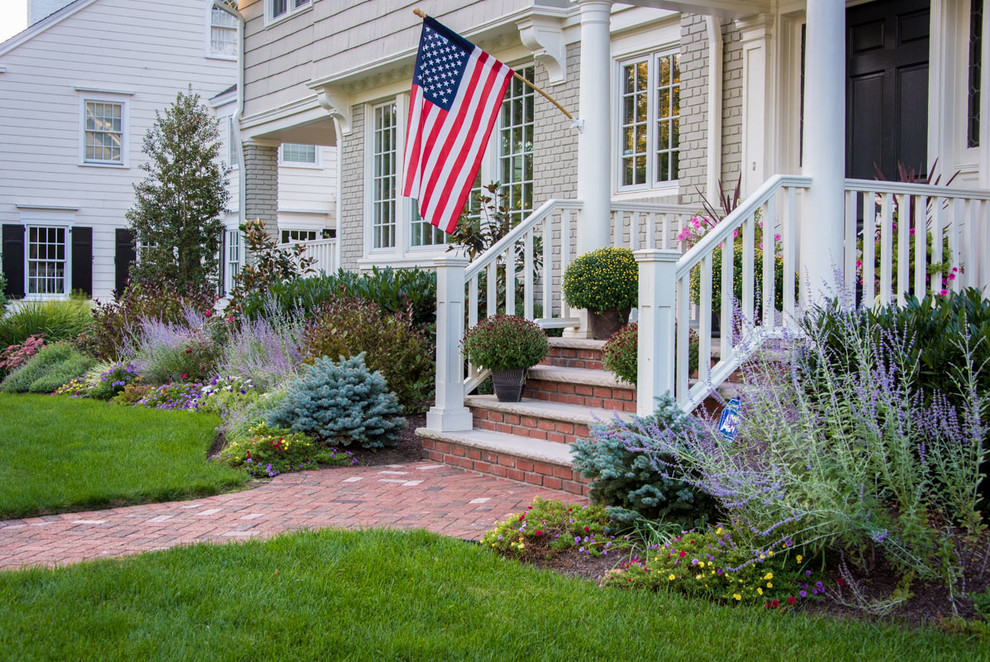Inspiration for a mid-sized contemporary front yard garden in New York with brick pavers.
