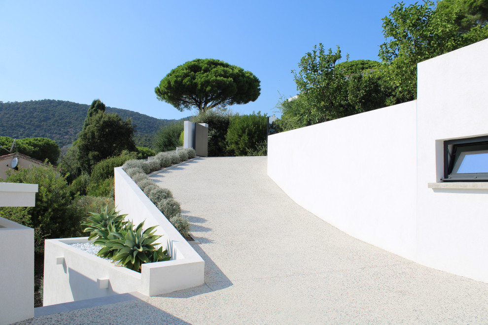 Moderner Garten mit Auffahrt in Marseille
