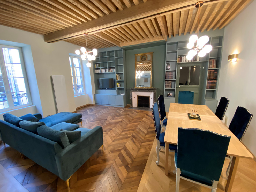 Esempio di una grande sala da pranzo classica chiusa con pareti blu, parquet chiaro, camino classico, pavimento marrone e travi a vista