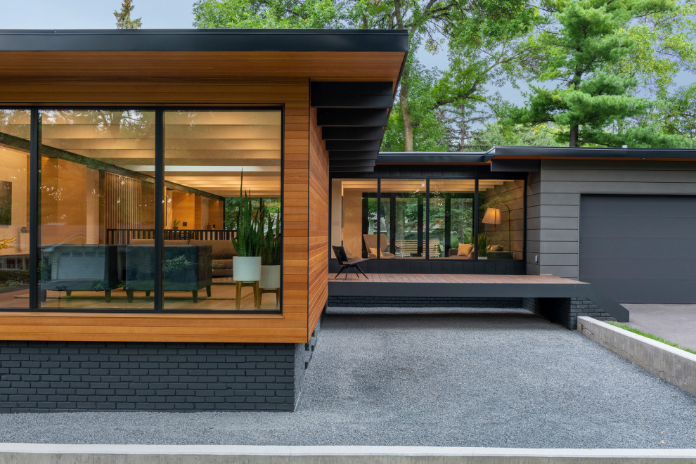 Свежая идея для дизайна: частный загородный дом в стиле ретро с плоской крышей - отличное фото интерьера