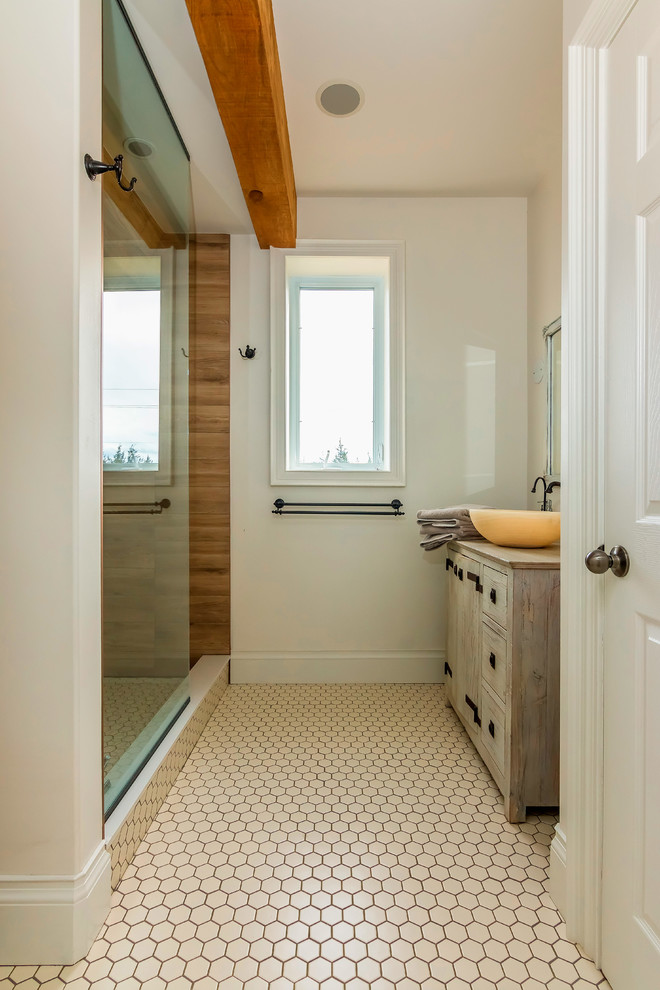 Mountain style bathroom photo in Toronto