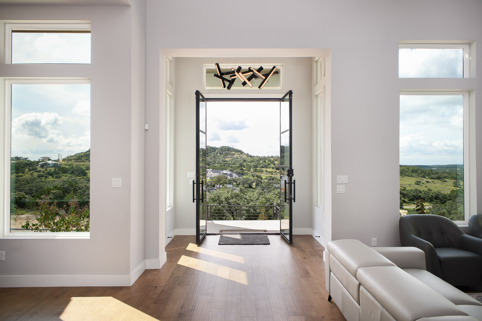 Modern: 4,950 ft², 4 BR/4 BA/2 ST home