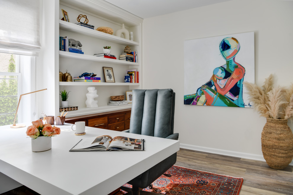 ワシントンD.C.にある高級な中くらいなトランジショナルスタイルのおしゃれなホームオフィス・書斎 (白い壁、クッションフロア、自立型机、グレーの床) の写真