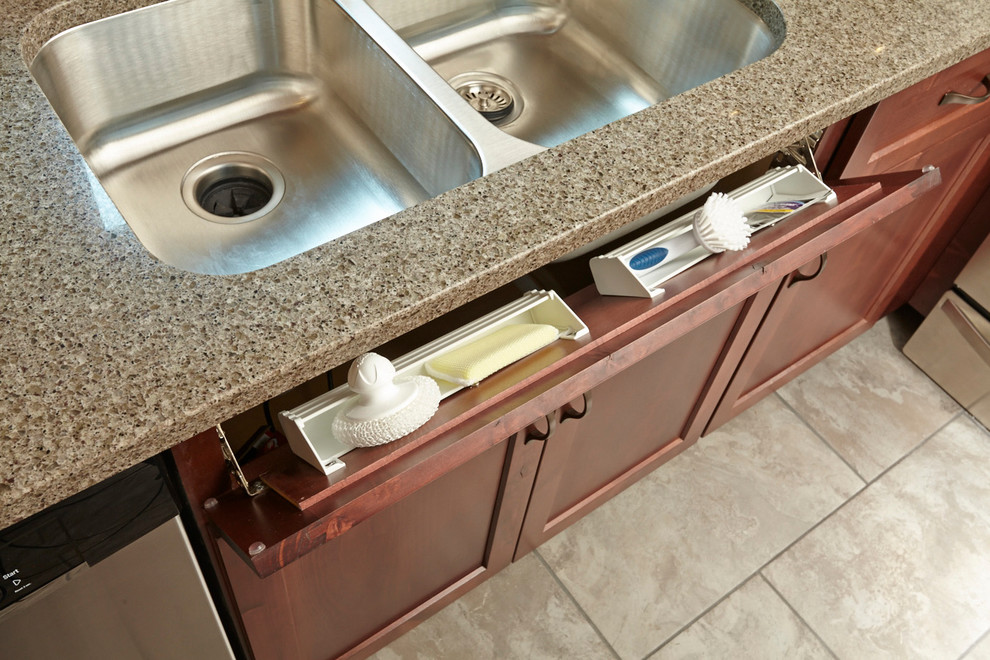 Transitional u-shaped kitchen photo with an undermount sink, shaker cabinets, medium tone wood cabinets, beige backsplash, glass sheet backsplash, stainless steel appliances and no island