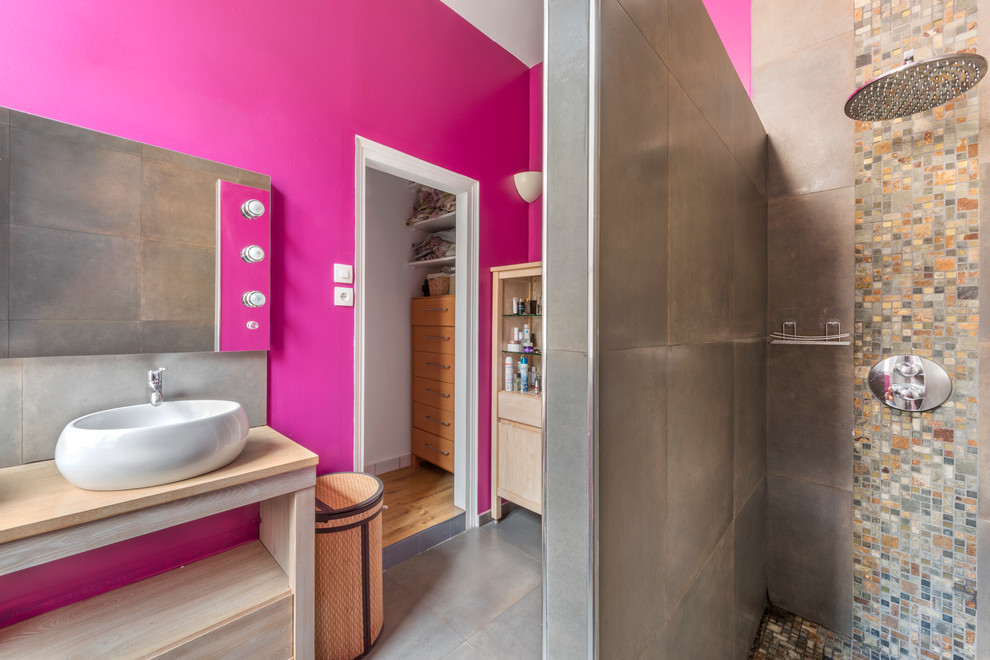 Inspiration for a small contemporary 3/4 bathroom in Lyon with a curbless shower, pink walls and a vessel sink.