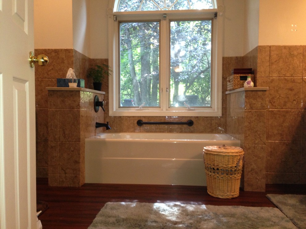 Foto di una grande stanza da bagno padronale minimalista con WC a due pezzi, pareti marroni e parquet scuro