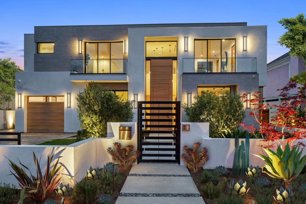 Großes, Dreistöckiges Modernes Einfamilienhaus mit Putzfassade, weißer Fassadenfarbe, Flachdach und weißem Dach in San Diego