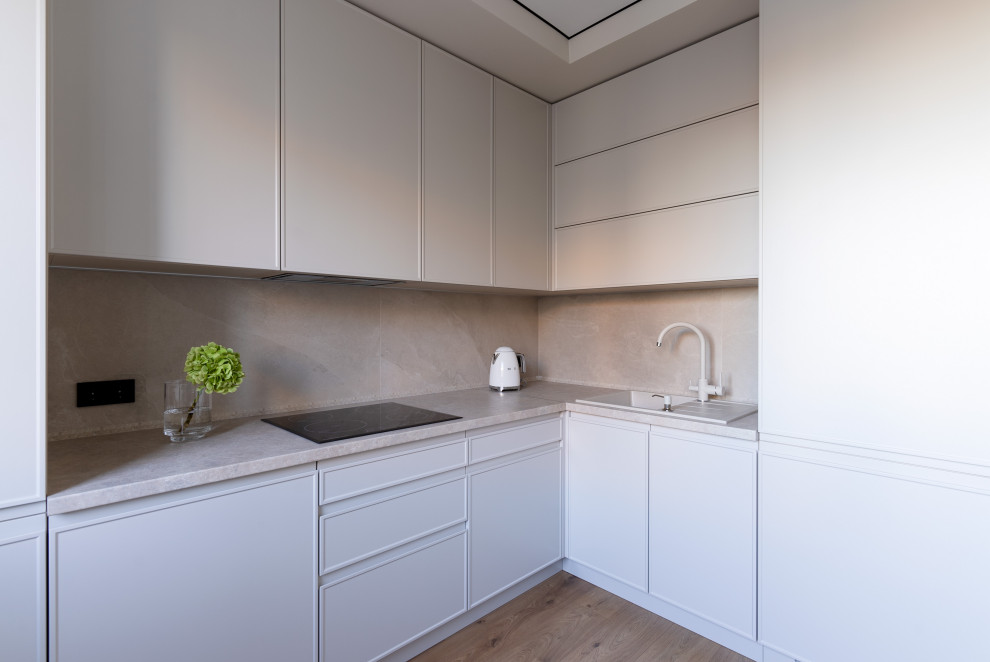 Монохромная кухня до потолка с интересными решениями