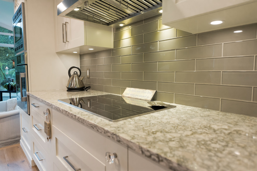 Kitchen - transitional kitchen idea in Vancouver