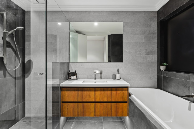 Belhus contemporary-bathroom
