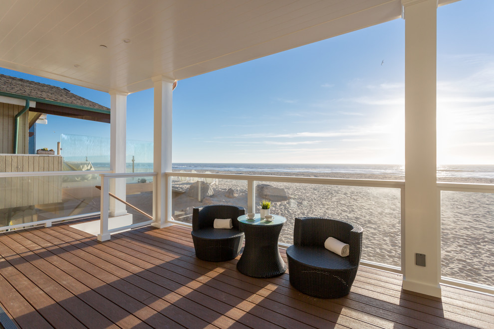 Transitional deck photo in Los Angeles