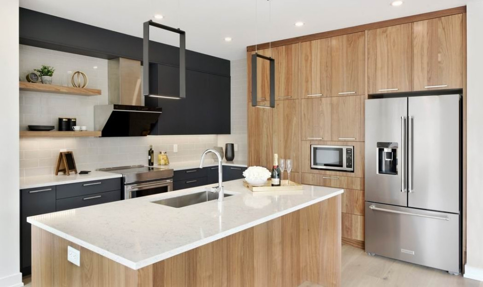 Transitional kitchen photo in Toronto
