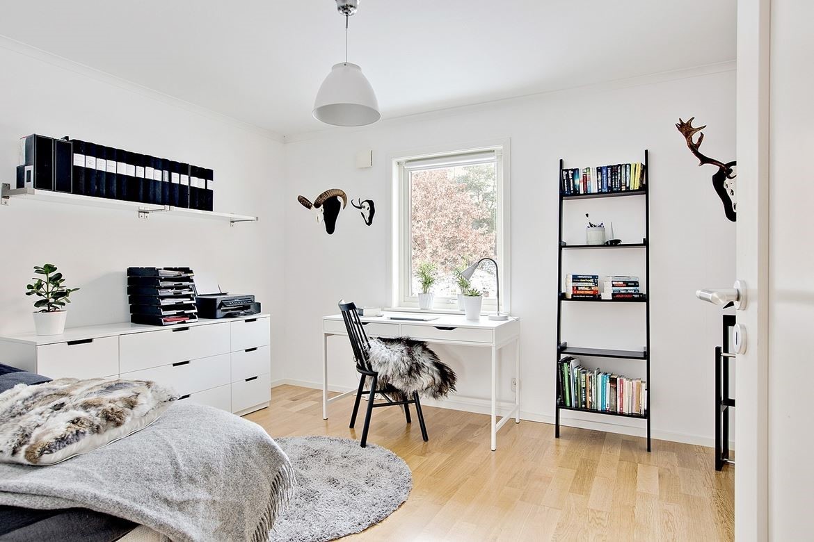 Foto på ett mellanstort minimalistiskt sovrum, med vita väggar, ljust trägolv och beiget golv