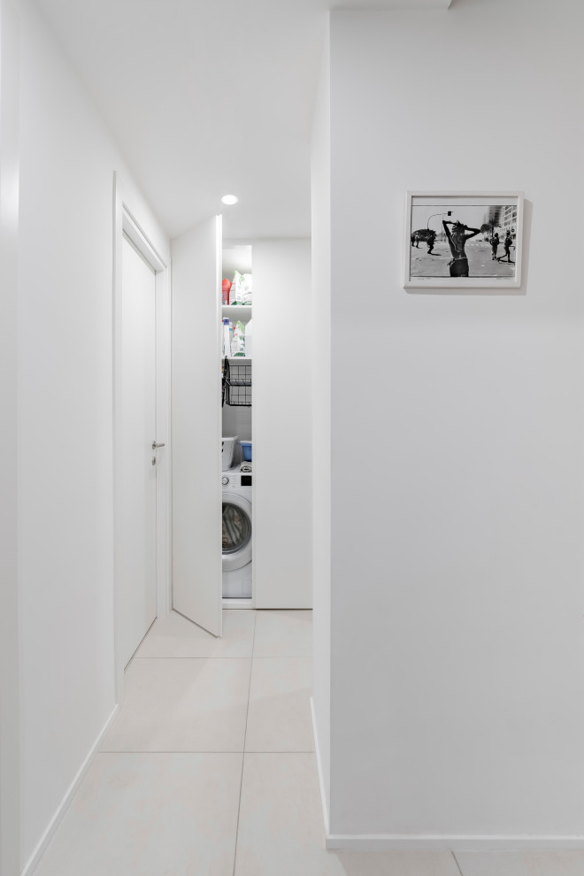 This is an example of a small contemporary laundry room in Rome.