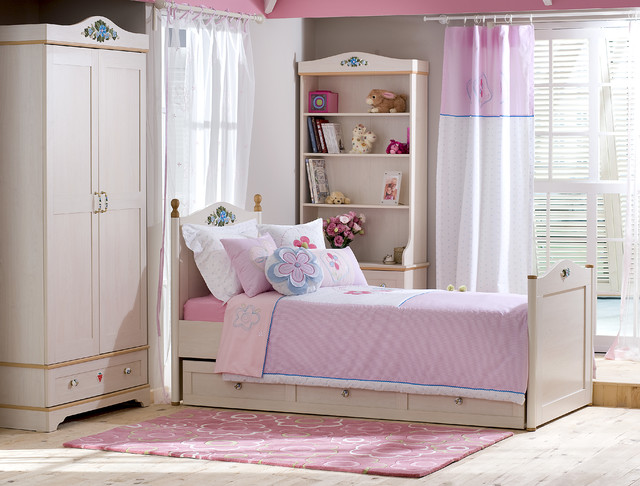 Flora traditional-bedroom