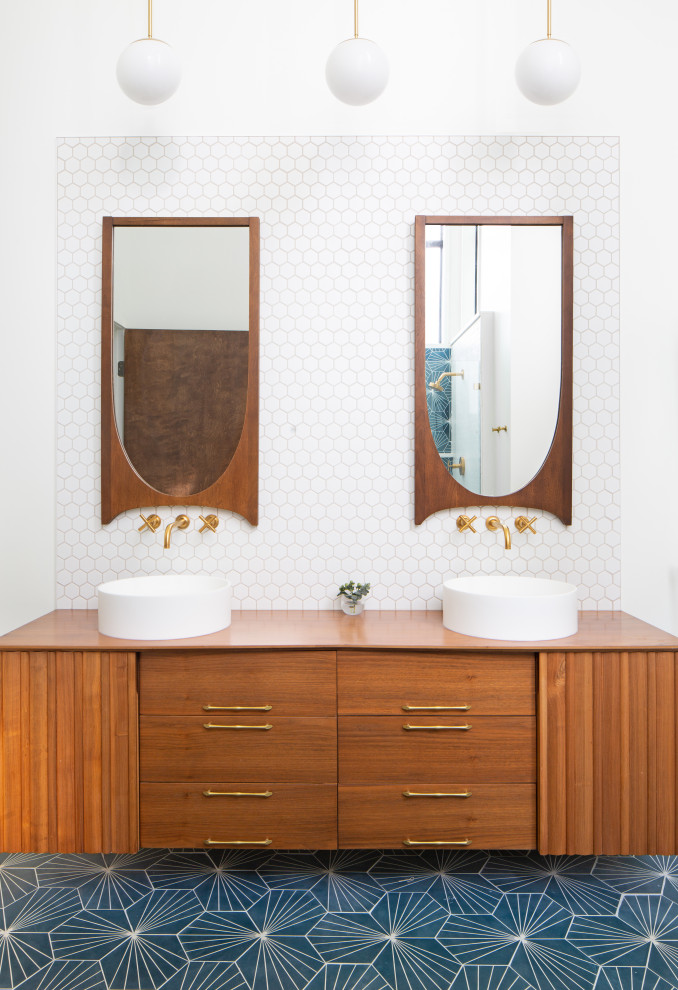 Источник вдохновения для домашнего уюта: большая главная ванная комната в стиле ретро с двойным душем, унитазом-моноблоком, белой плиткой, керамической плиткой, белыми стенами, настольной раковиной, столешницей из дерева, душем с распашными дверями, коричневой столешницей, тумбой под две раковины, подвесной тумбой, сводчатым потолком, плоскими фасадами, фасадами цвета дерева среднего тона, бетонным полом, синим полом и нишей