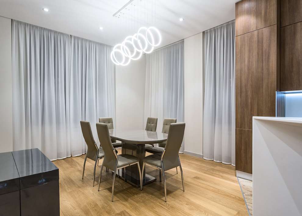 Просторная квартира с 2 спальнями в серых тонах.