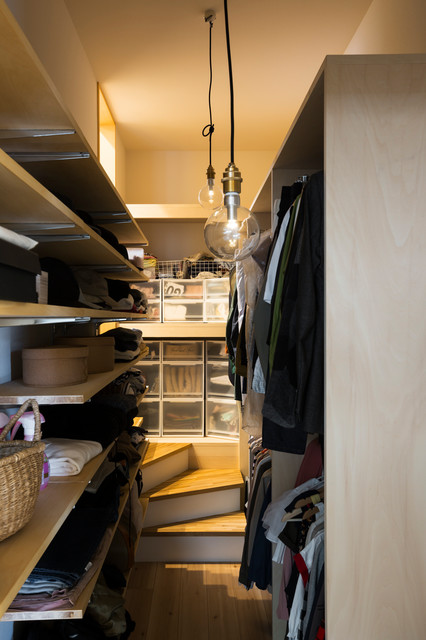 見川の家 moderno-armadio