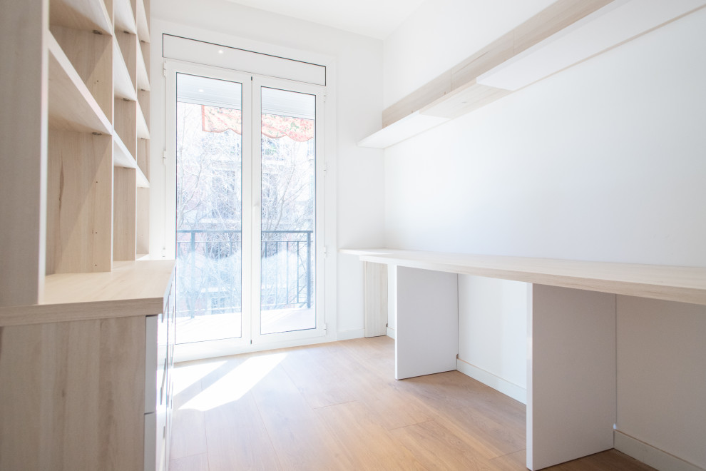 Mittelgroßes Modernes Hauptschlafzimmer ohne Kamin mit weißer Wandfarbe, braunem Holzboden und braunem Boden in Barcelona