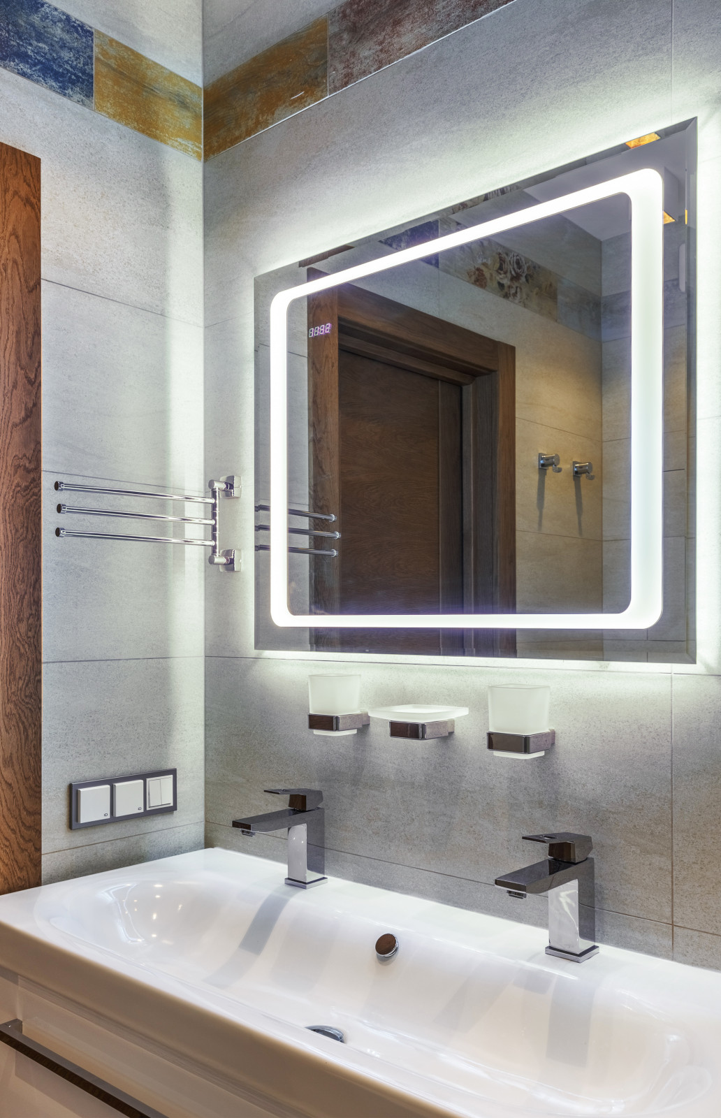 Ванная с плиткой, имитирующей состаренное дерево