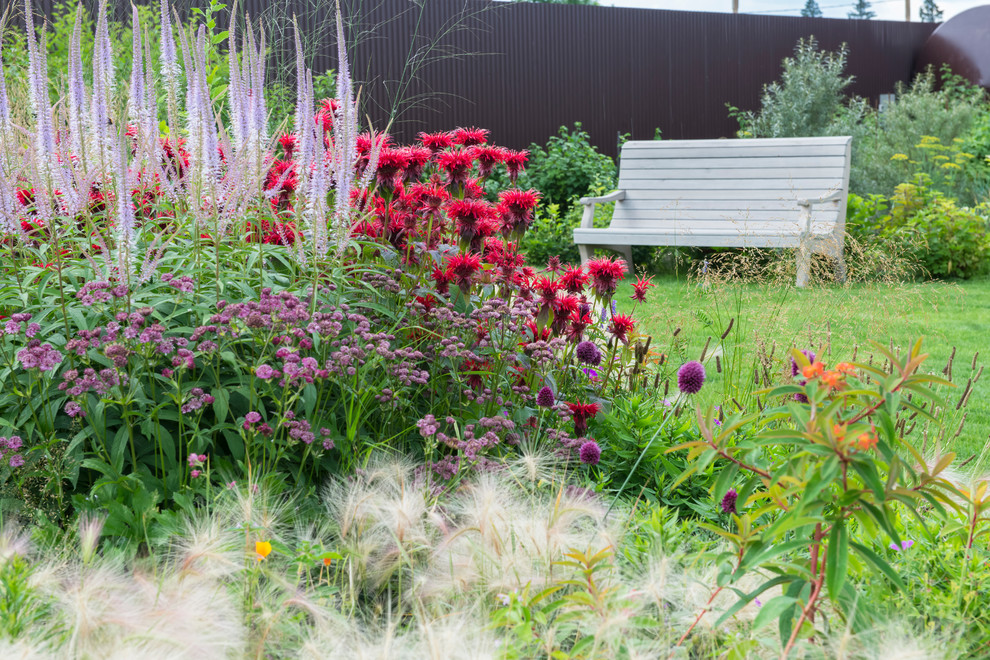 Большой сад в пригороде