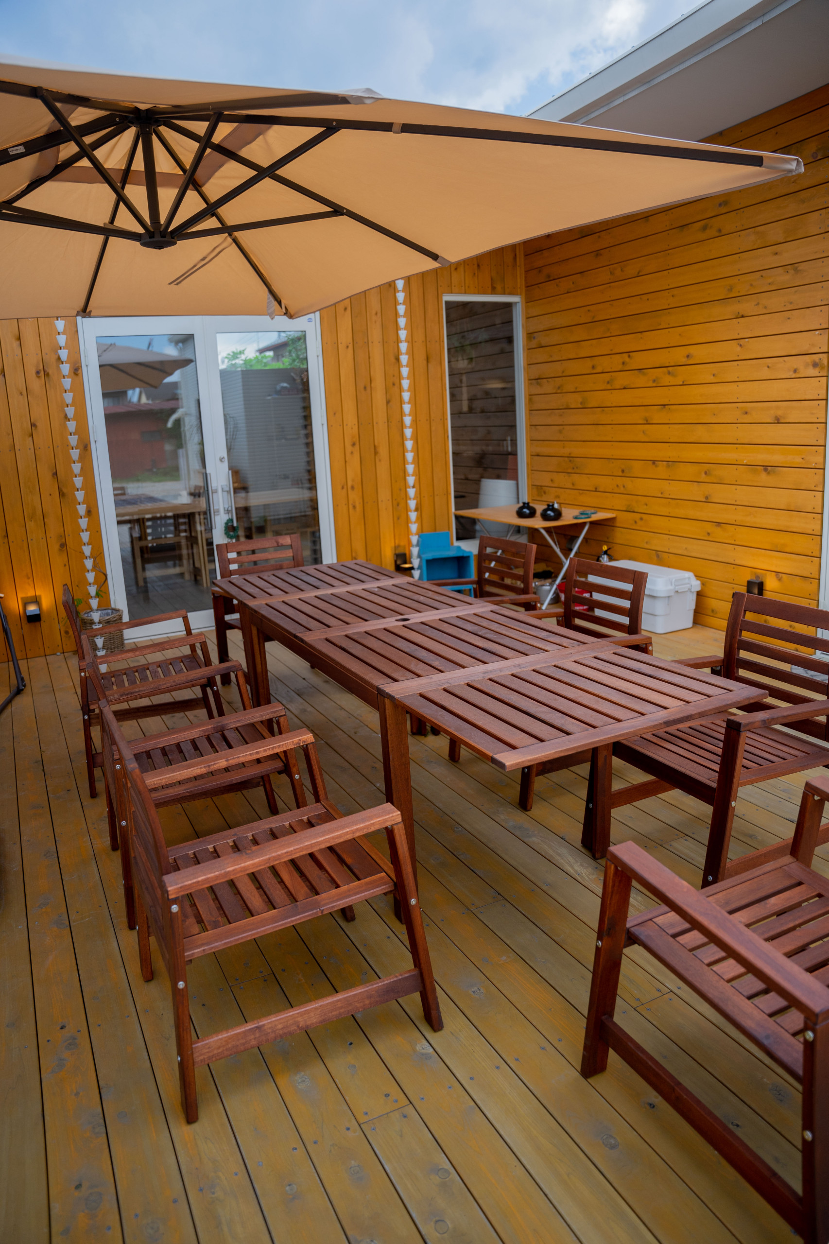 木材の表情を楽しむイケア製のテーブル・チェア＆紫外線98%以上カットのイケア製のハンギングパラソル