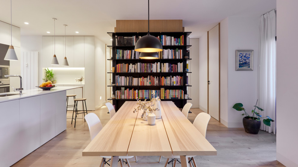 Ispirazione per una grande sala da pranzo moderna con pareti bianche, pavimento in legno massello medio e pavimento marrone
