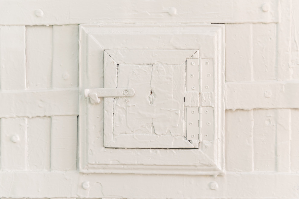 Imagen de recibidores y pasillos románticos pequeños con paredes blancas, suelo de cemento y suelo blanco