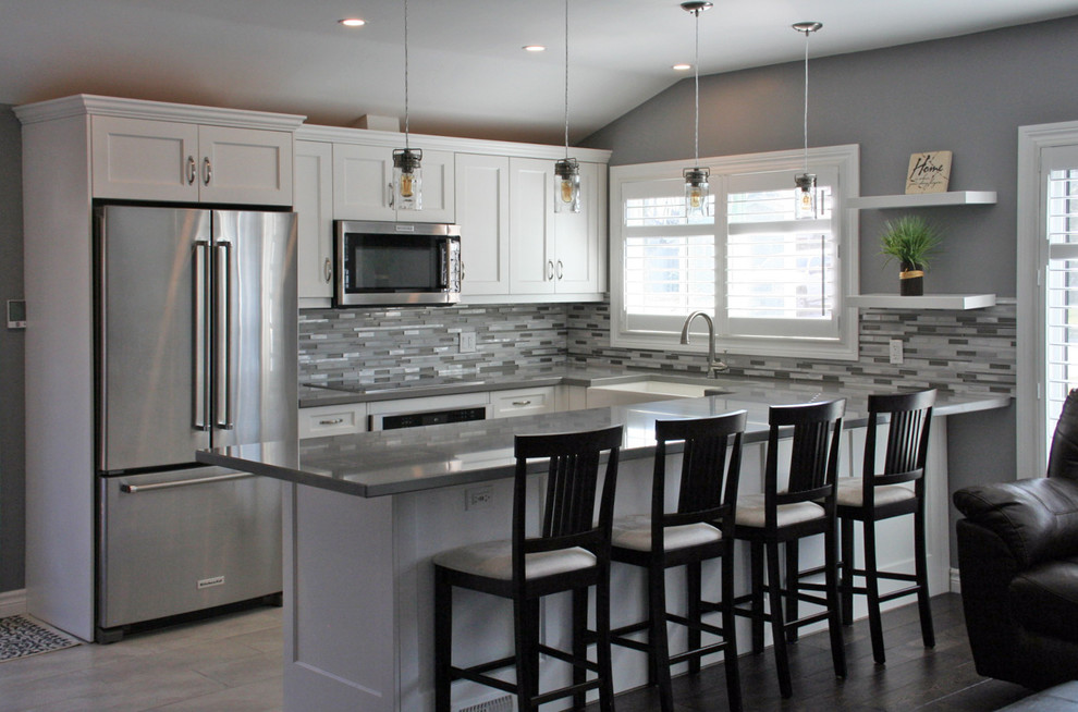 Kitchen - transitional kitchen idea in Toronto