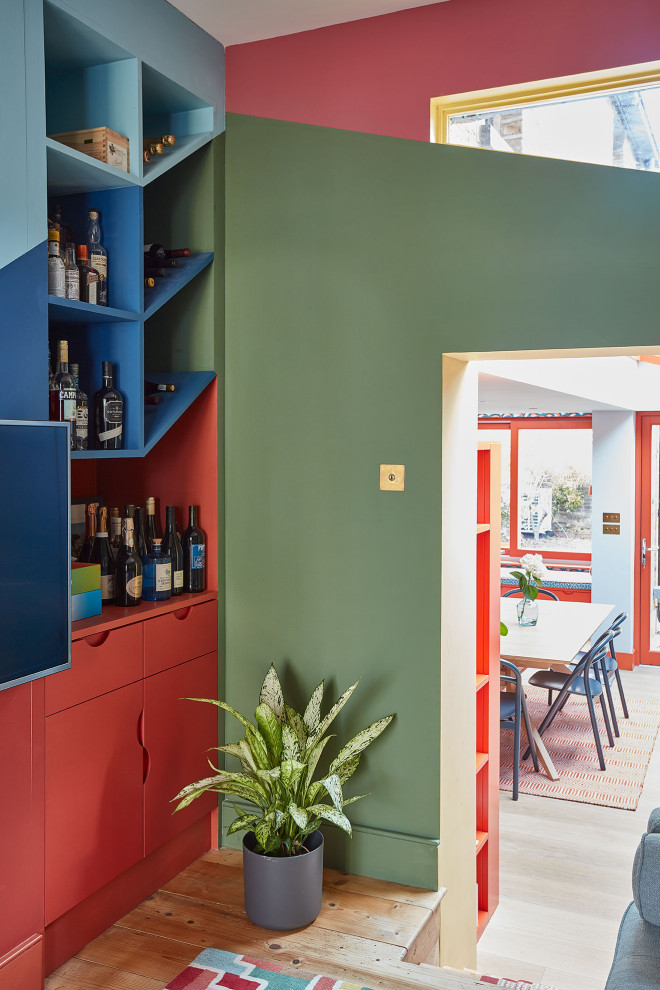 Свежая идея для дизайна: домашний бар в стиле фьюжн с светлым паркетным полом - отличное фото интерьера