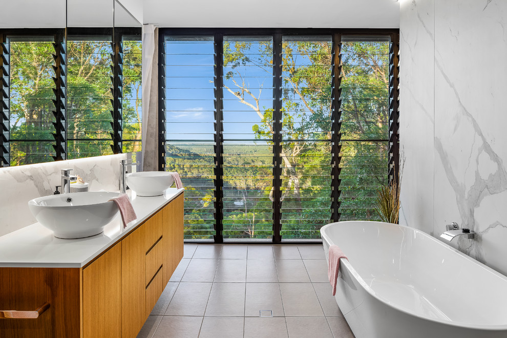 Photo of a contemporary master bathroom in Brisbane.