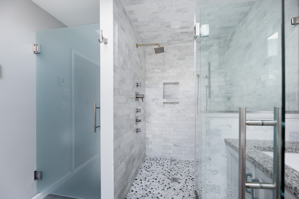Idées déco pour une grande salle de bain principale moderne avec des portes de placard grises, un carrelage gris, un lavabo encastré, une cabine de douche à porte battante, un plan de toilette multicolore et meuble double vasque.