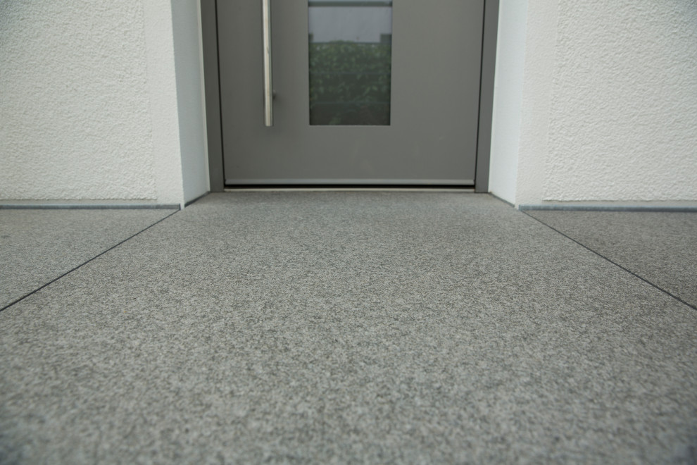 Diseño de puerta principal actual de tamaño medio con suelo de granito y suelo negro