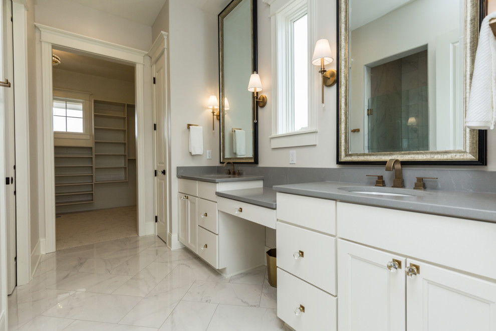 Example of a transitional home design design in Cedar Rapids