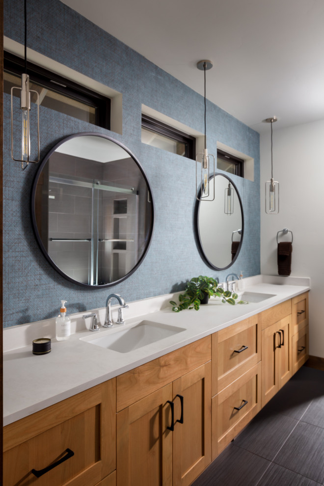 Стильный дизайн: ванная комната в стиле неоклассика (современная классика) с фасадами в стиле шейкер, керамической плиткой, встроенной тумбой и обоями на стенах - последний тренд
