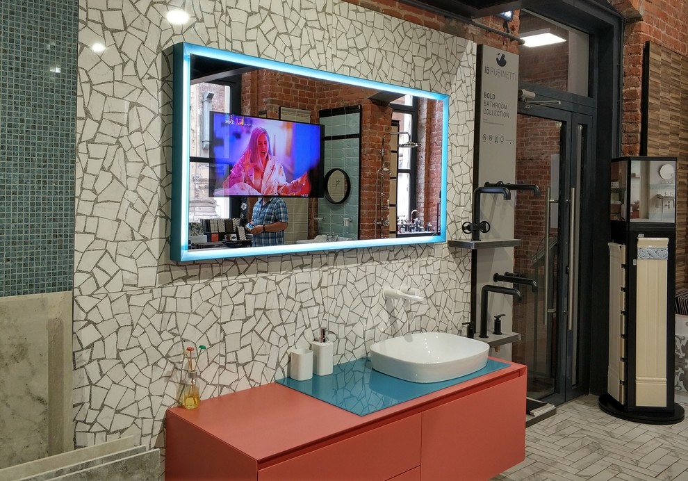 Зеркальный телевизор в шоу-руме