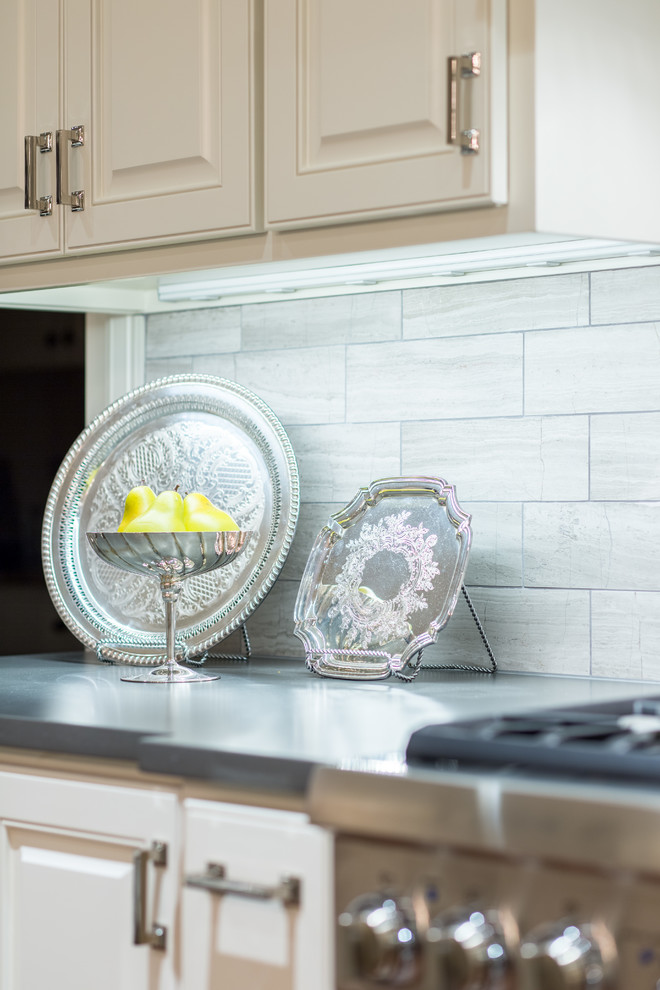 Example of a transitional home design design in Austin