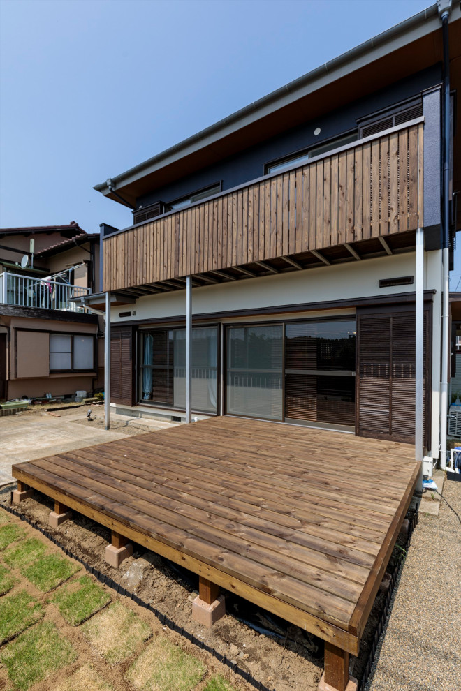 Diseño de terraza marinera pequeña sin cubierta en patio lateral